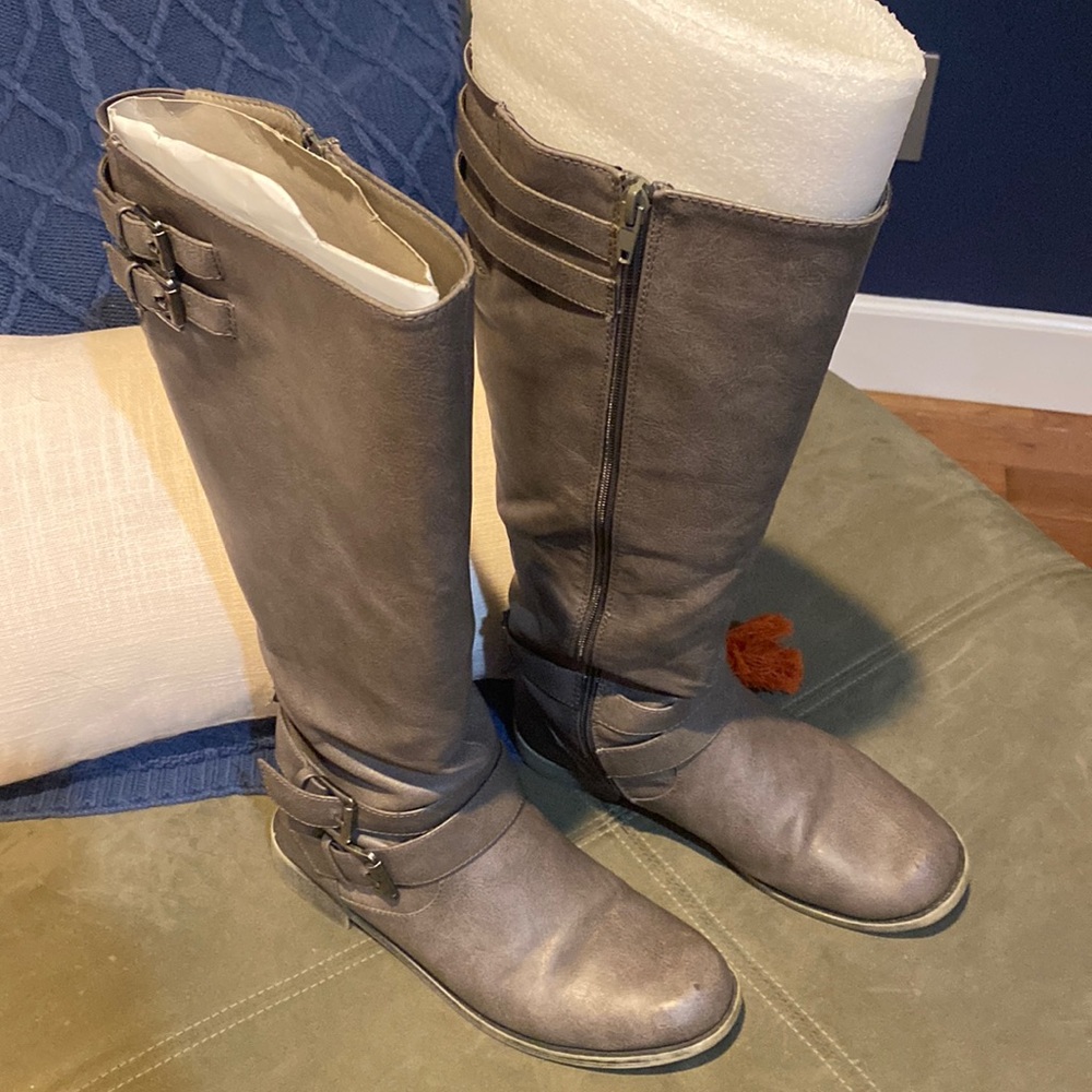 Knee high grey boots. Very casual. Size 8